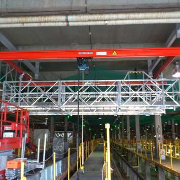 Hangend werkplatform en loobruggen in een fabriek voor toegang en het onderhoud. Hangend werkplatform en loobruggen in een fabriek - Building Maintenance Unit